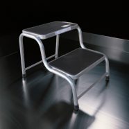 Kétlépcsős festett műtőzsámoly / fellépő 