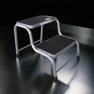 Kétlépcsős festett műtőzsámoly / fellépő 