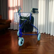 B-4259 3 kerekű fékezhető járókeret